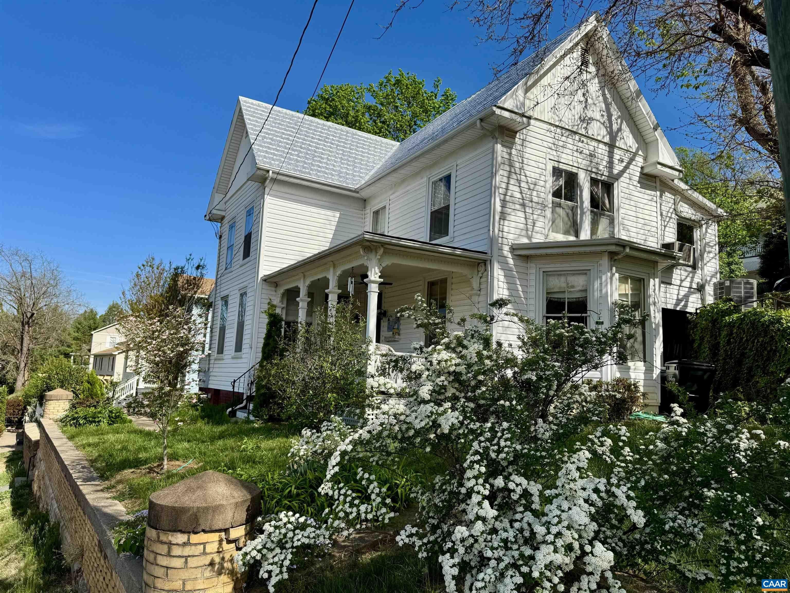 Single Family 4BR 2BA - 241 CHURCHVILLE AVE, STAUNTON, VA