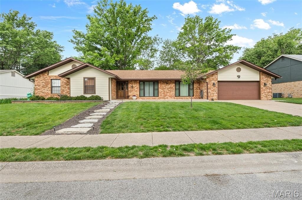 Single Family 4BR 2BA - 1029 Heatherwood Drive, O'Fallon, IL