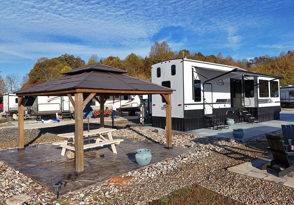 Single Family 1BR 1BA - 185 Mountain Meadows Drive, Morganton, GA