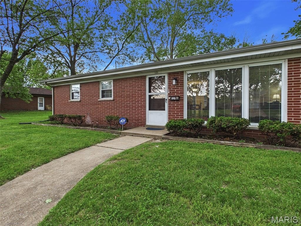 Single Family 3BR 1BA - 121 Sheffield Drive, Belleville, IL
