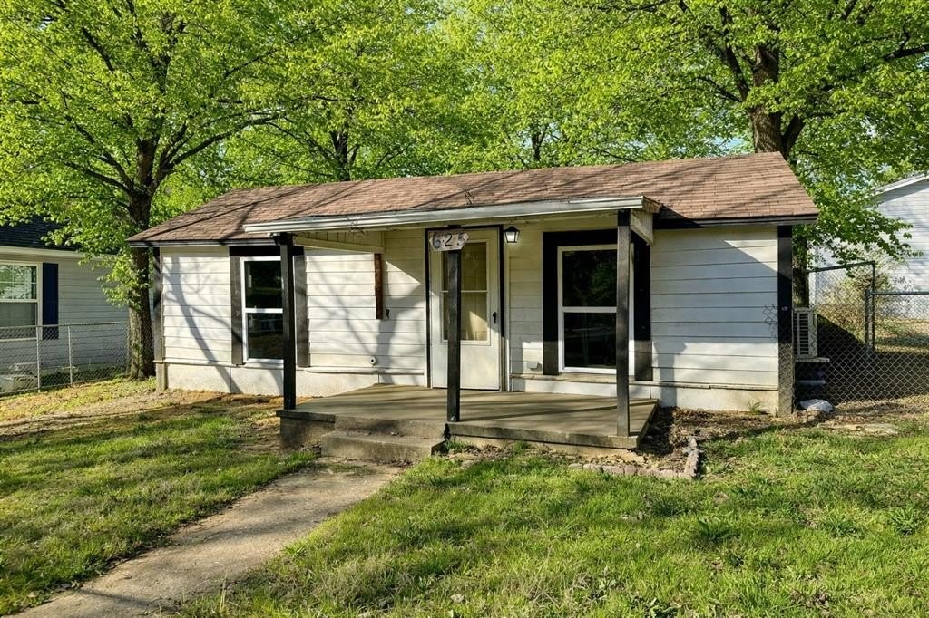 Single Family 1BR 1BA - 625 E Acheson Street, Denison, TX