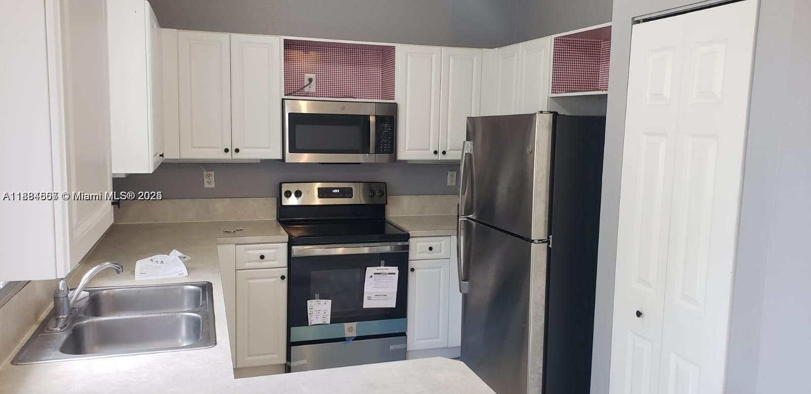 Single Family 3BR 3BA - 60 SE 6th Rd, Homestead, FL