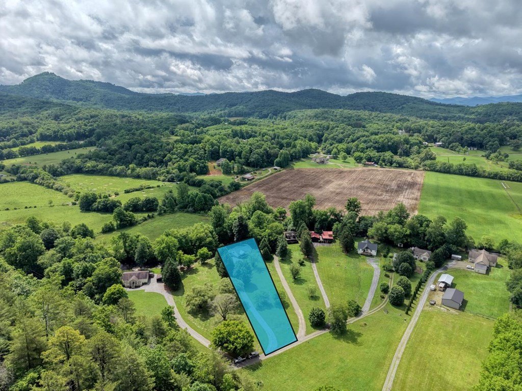 Single Family 2BR 2BA - 33 Tusquittee Valley Lane, Hayesville, NC