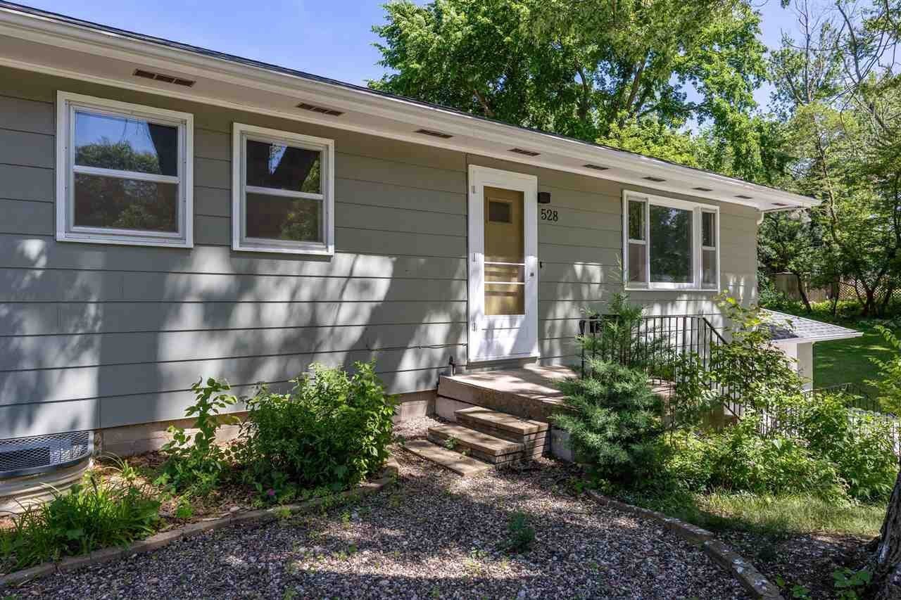Single Family 4BR 3BA - 528 Beldon Ave, IowaCity, IA