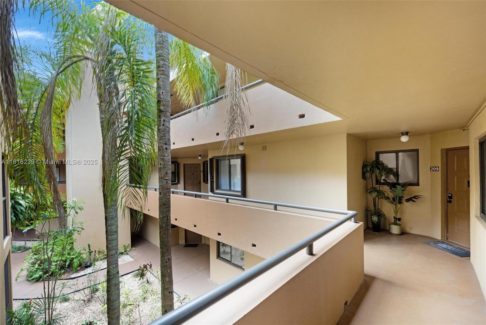 15499 N Miami Lakeway N