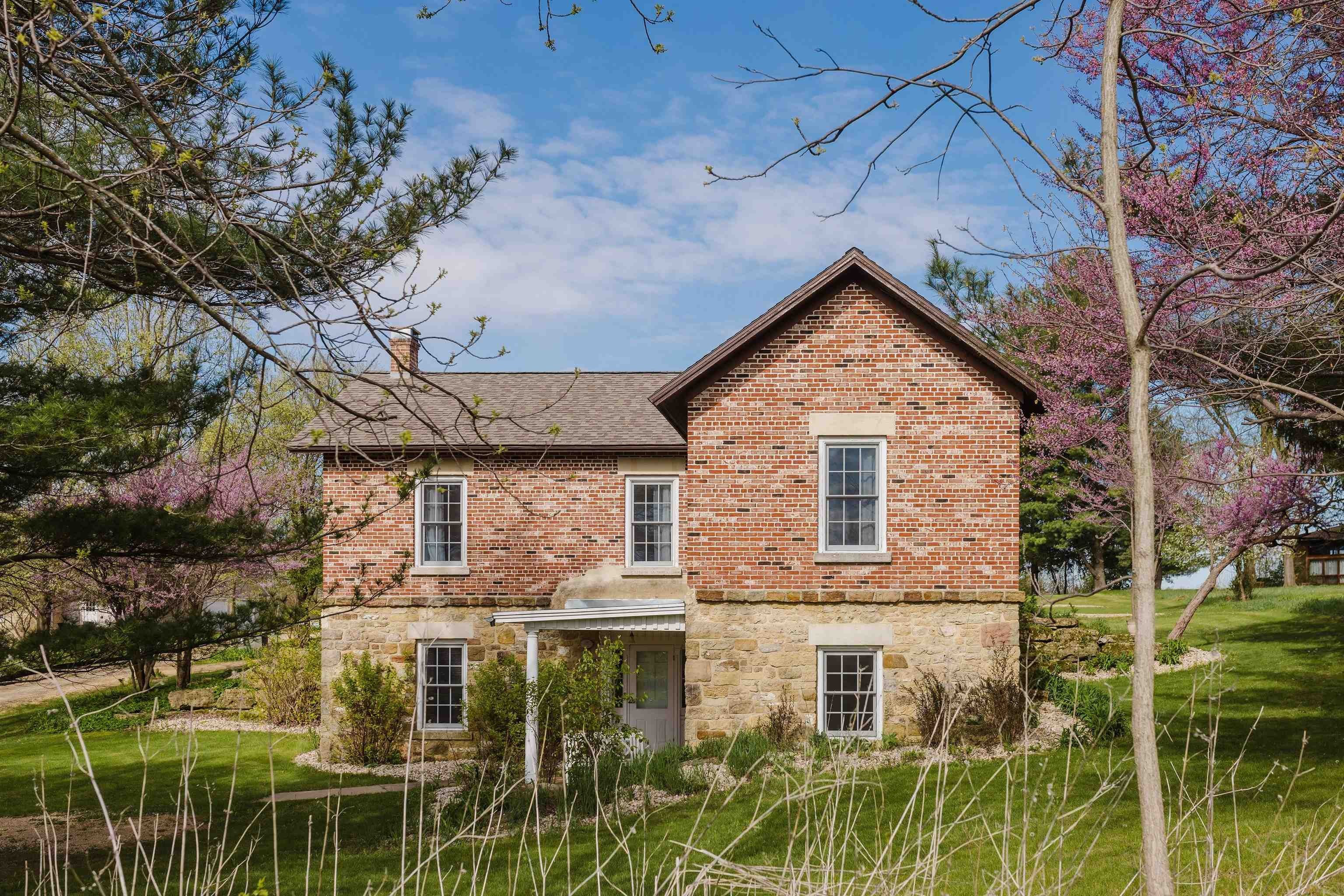 Single Family 2BR 4BA - 149 & 151 Merry Christmas Lane, Mineral Point, WI