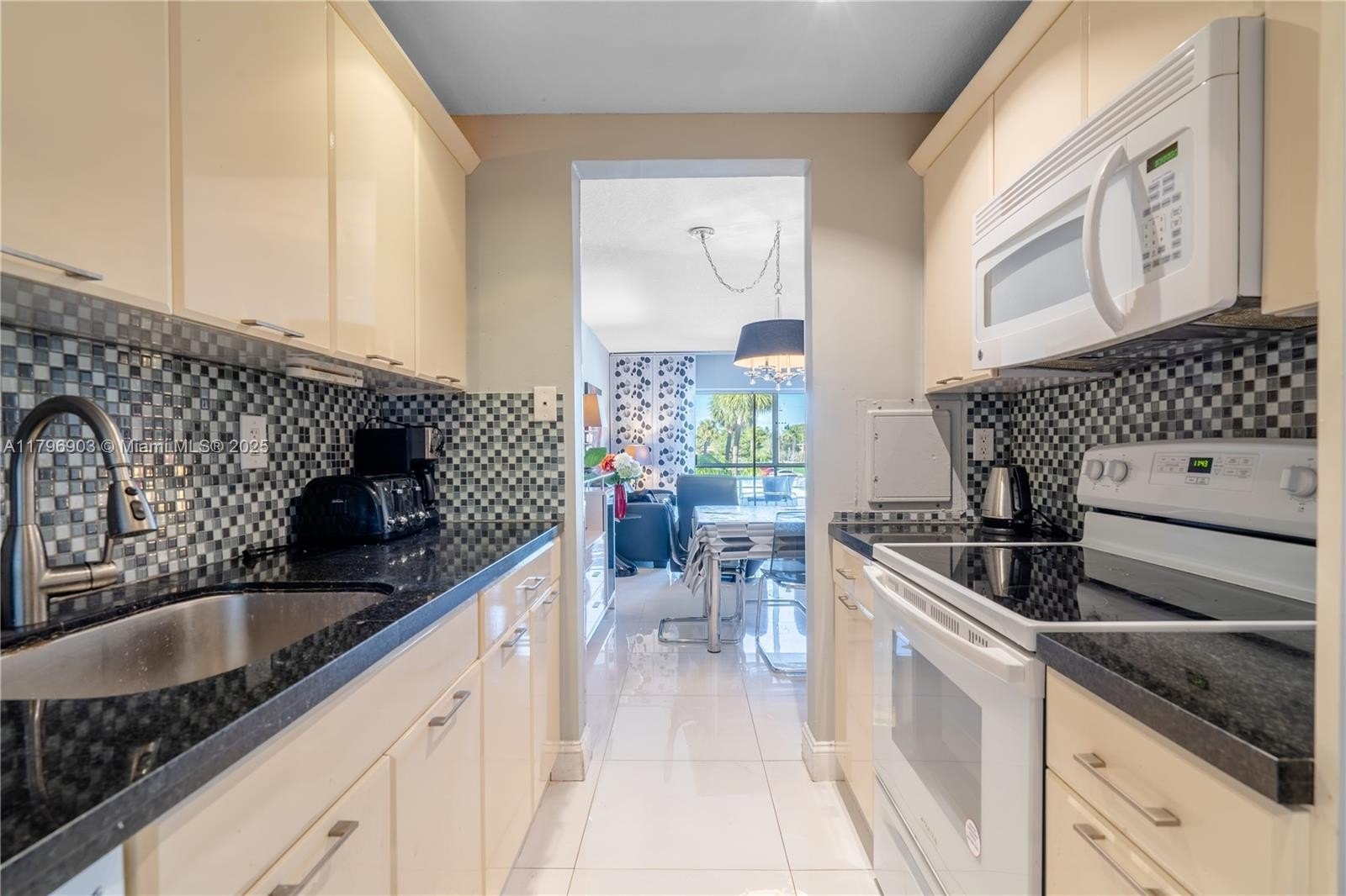 Co-op 2BR 1BA - 16900 NE 14th Ave, North Miami Beach, FL