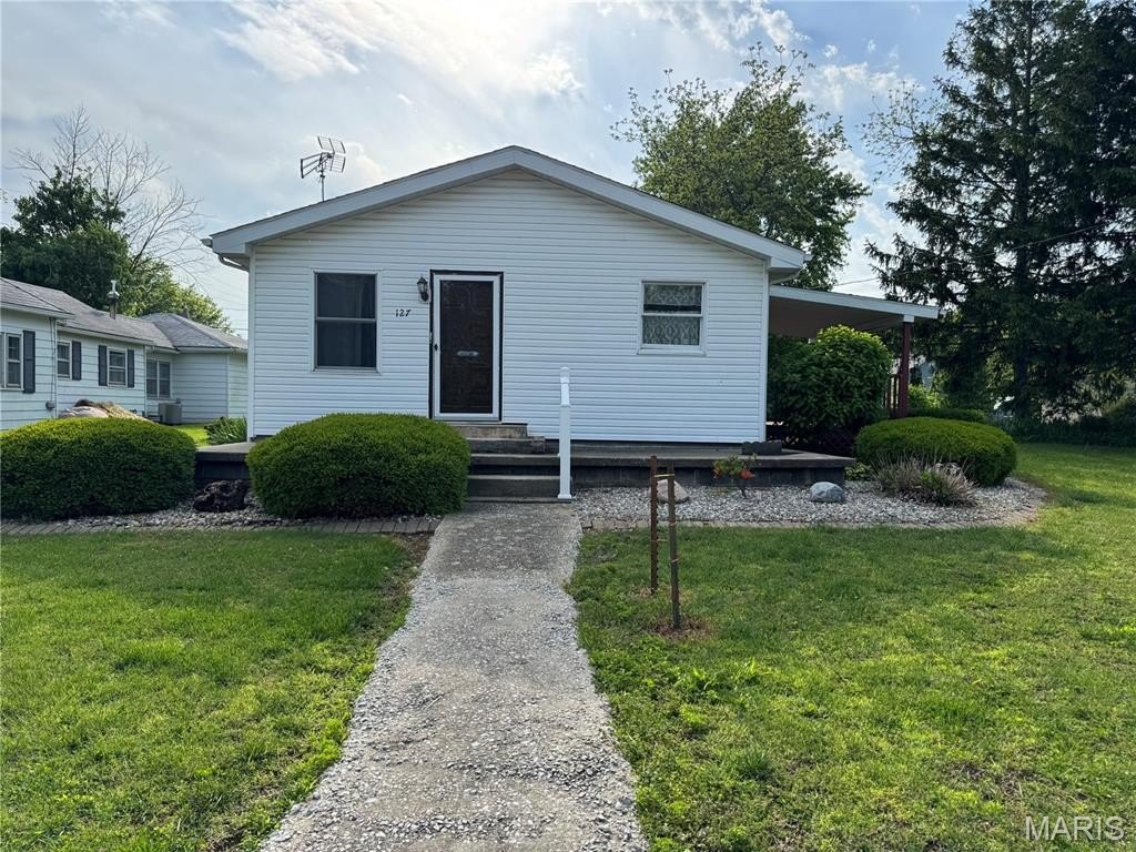 Single Family 3BR 1BA - 127 Hilton Avenue, Panama, IL