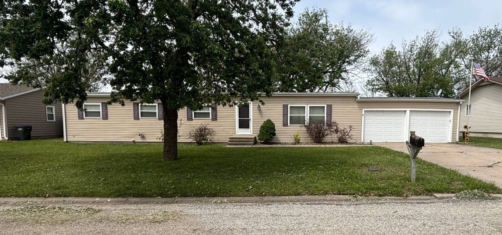 Single Family 3BR 2BA - 211 S Floral Dr., Hillsboro, KS