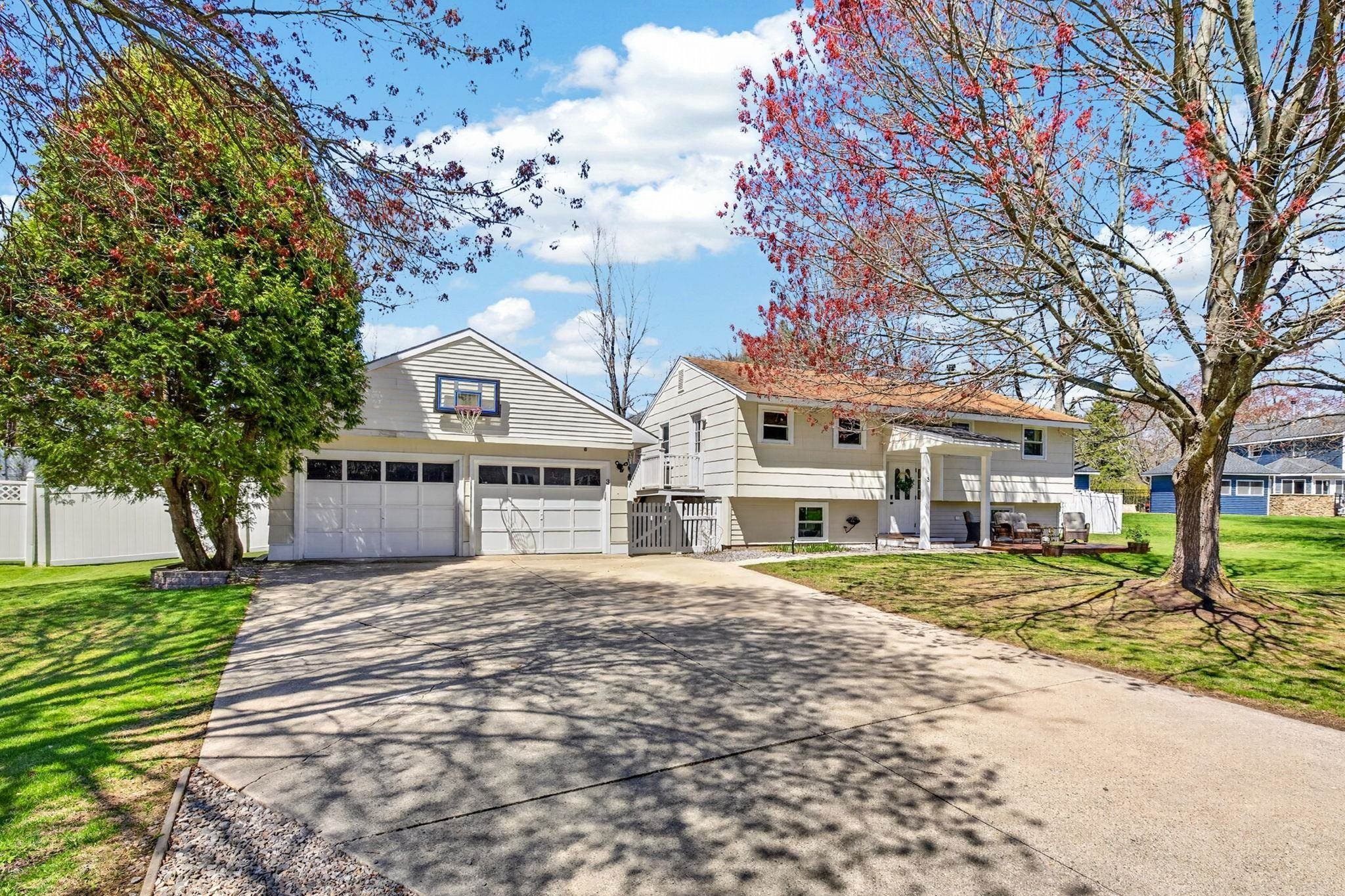 Single Family 3BR 2BA - 3 Pinewood Drive, Merrimack, NH