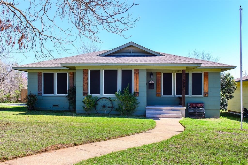 Single Family 3BR 1BA - 1500 S Scullin Avenue, Denison, TX