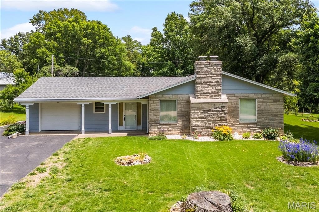 Single Family 3BR 1BA - 215 Lowell Drive, Columbia, IL