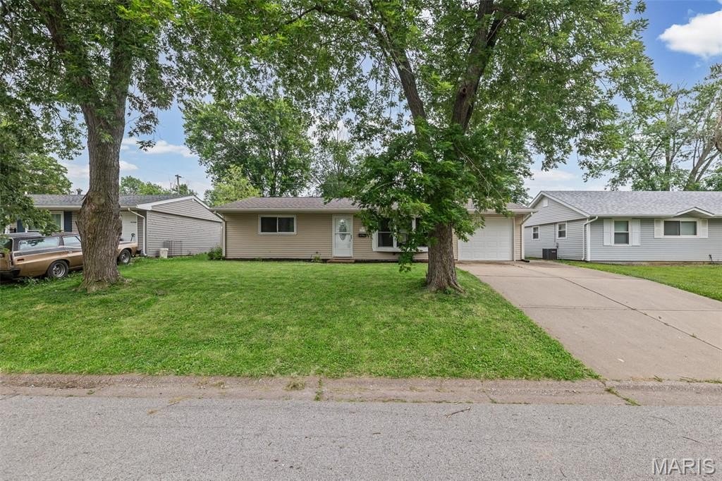 Single Family 3BR 1BA - 605 W Adams Street, O'Fallon, IL