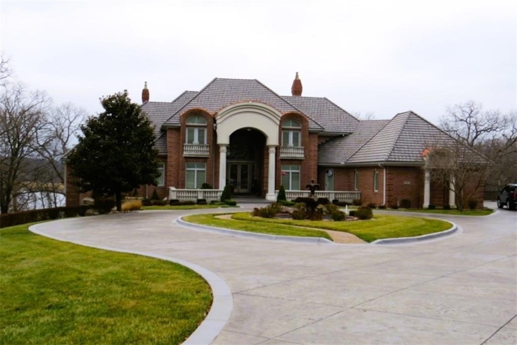Single Family 4BR 7BA - 6006 West Shore Court, Parkville, MO
