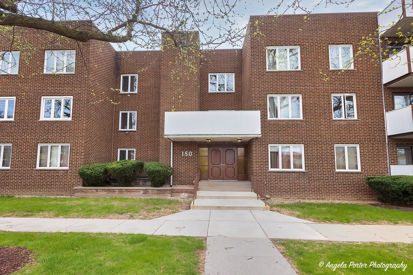 150 E Grand Ave  