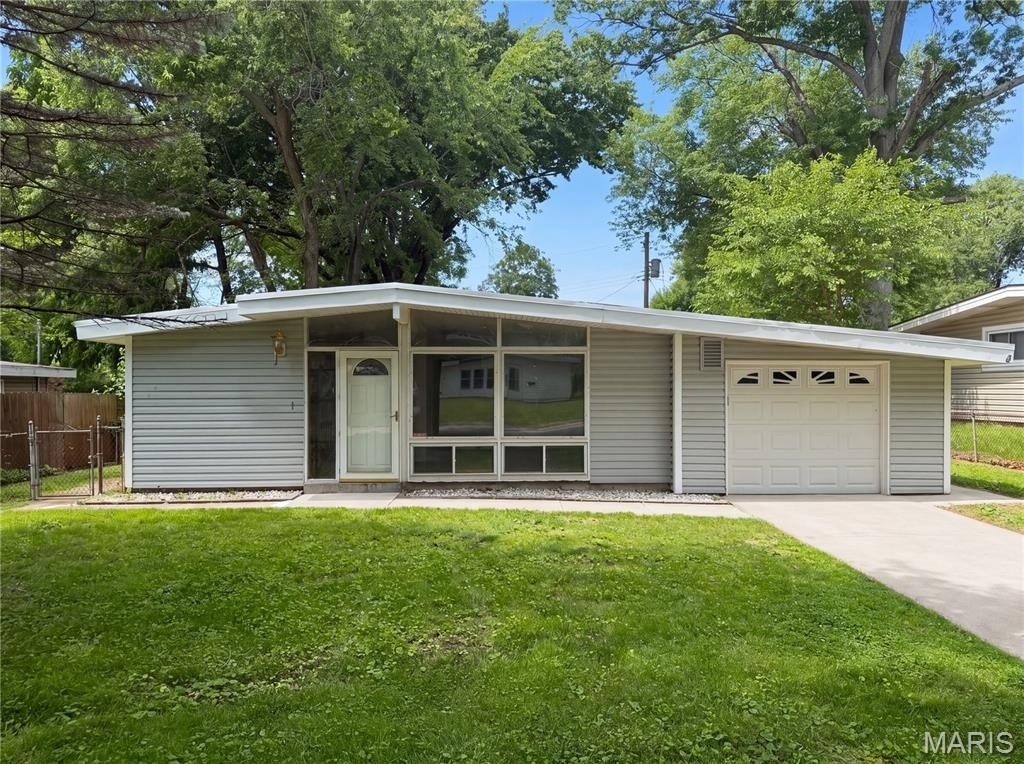 Single Family 3BR 1BA - 1015 Robinwood Drive, Florissant, MO