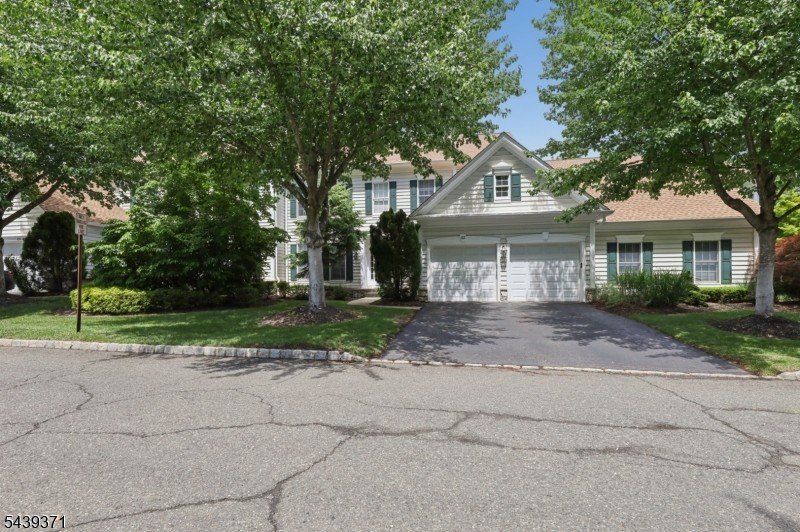 Single Family 3BR 4BA - 122 White Pine Ct, Paramus Boro, NJ
