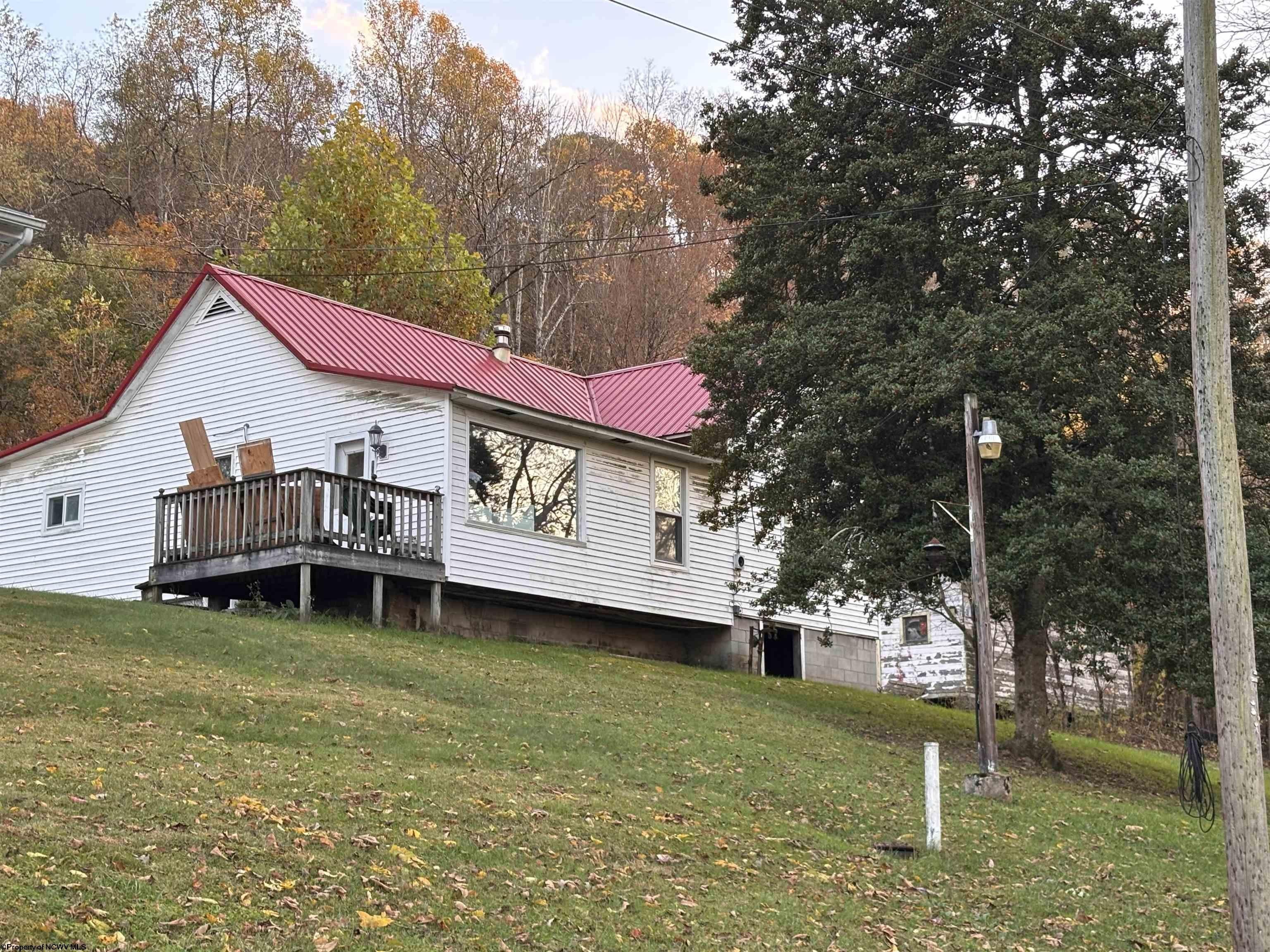 Single Family 3BR 1BA - 27 N Wilson Street, Junior, WV