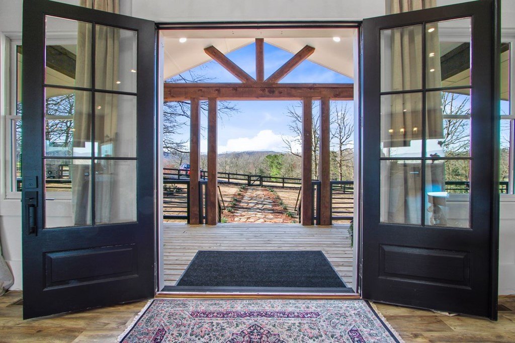 Single Family 4BR 5BA - 2086 Burnt Mountain Road, Ellijay, GA