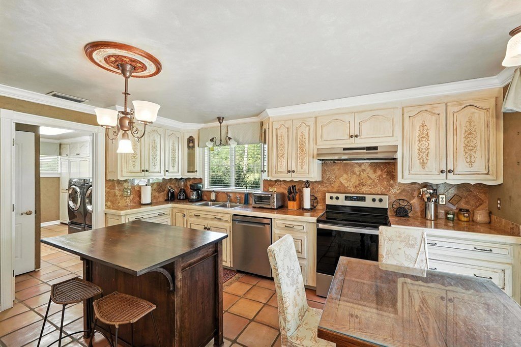 Single Family 4BR 2BA - 611 W Second Ave, Wiggins, MS