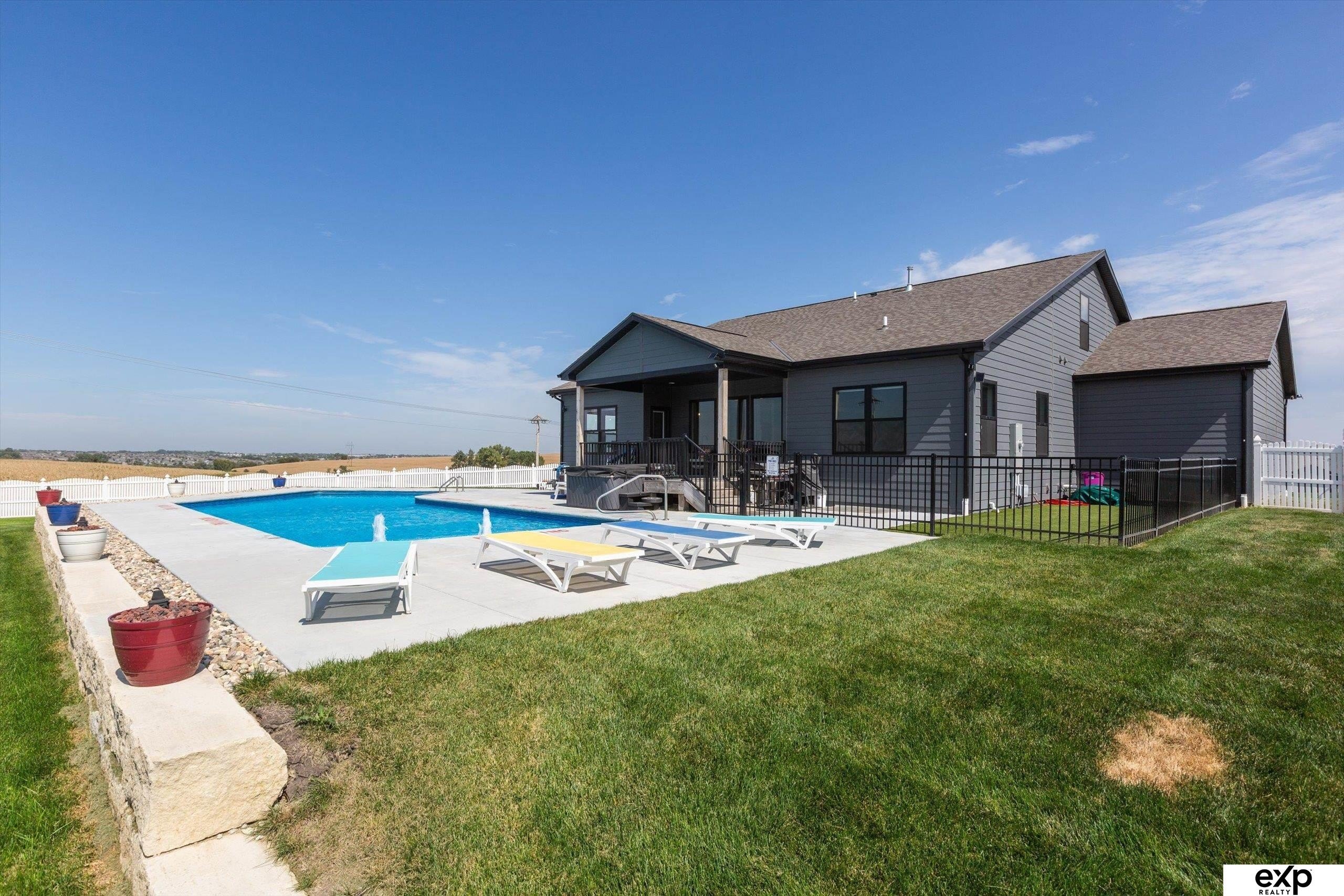 Single Family 7BR 4BA - 10002 S 191 Avenue, Gretna, NE