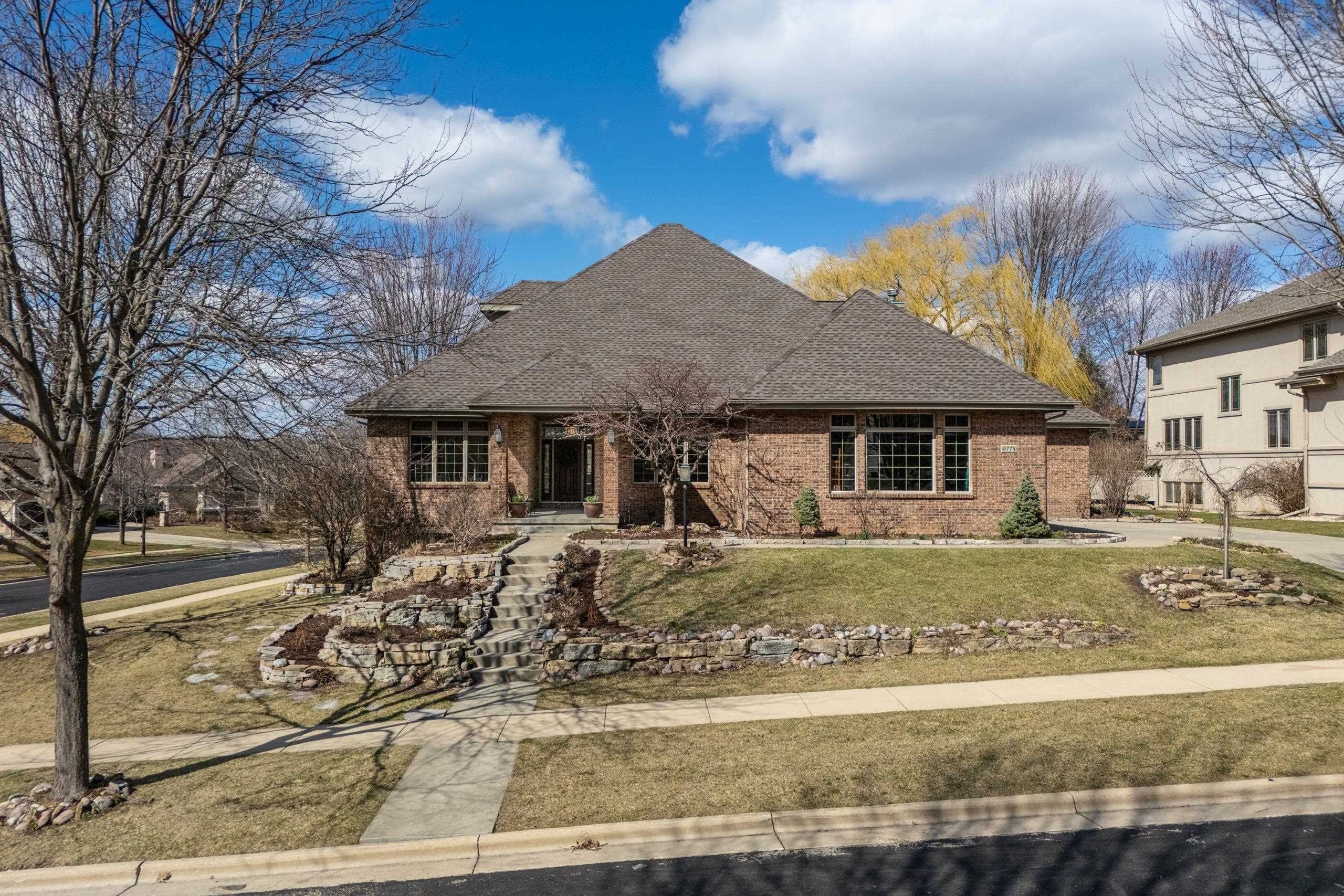 Single Family 4BR 5BA - 5774 Longwood Lane, Fitchburg, WI