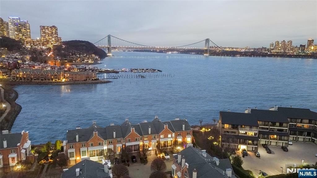 Single Family 4BR 4BA - 119 Hudson Cove, Edgewater, NJ