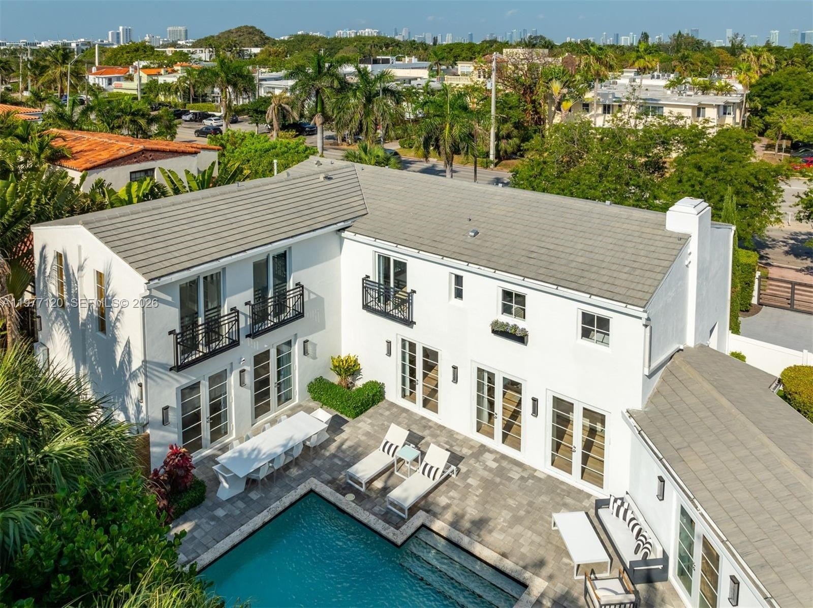 Single Family 6BR 7BA - 2887 Pine Tree Dr, Miami Beach, FL