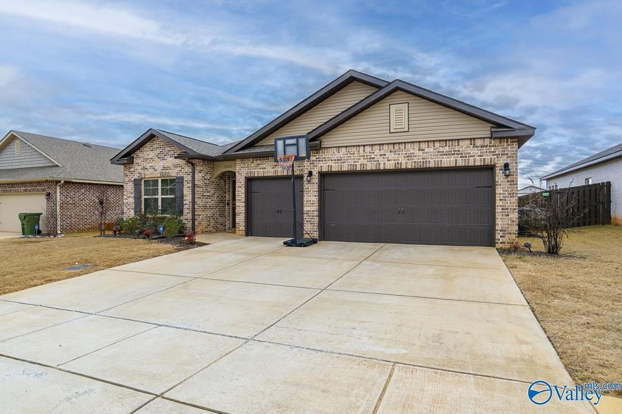 Single Family 4BR 3BA - 13263 Golden Hay Circle, Madison, AL