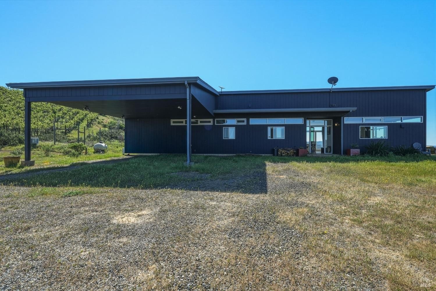 Single Family 3BR 2BA - 8435 W Highway 175, Hopland, CA