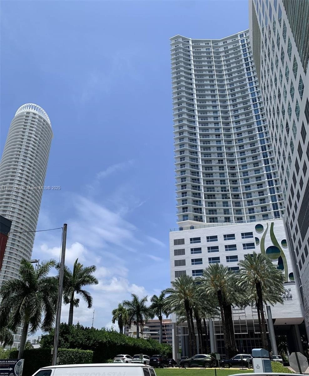 Condo 2BR 3BA - 185 SW 7 ST, Miami, FL