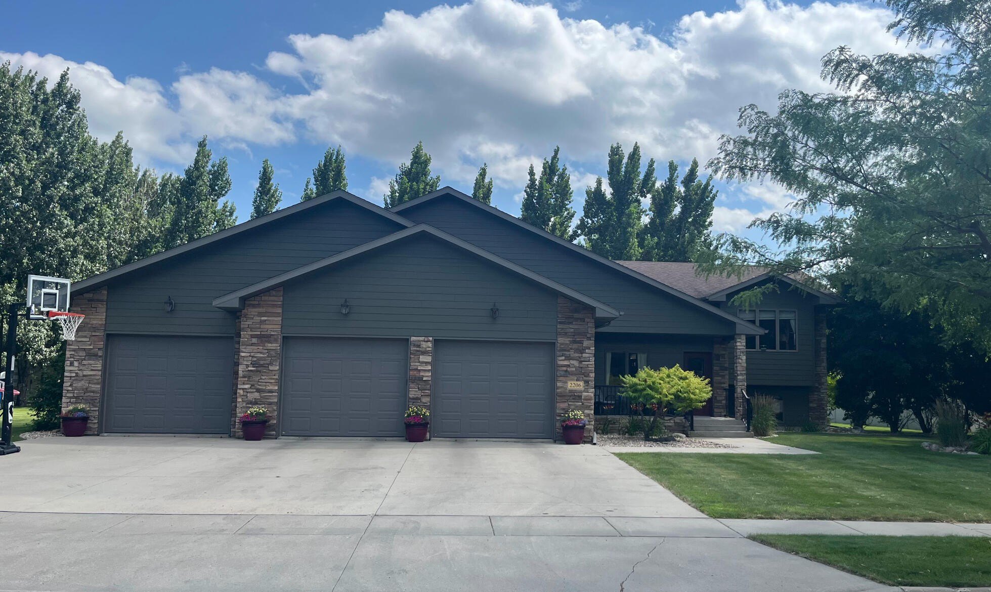 Single Family 5BR 3BA - 2206 SE 17th Avenue, Aberdeen, SD