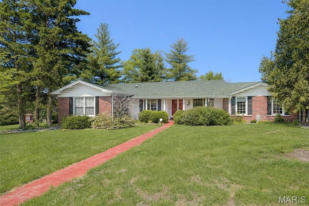 Single Family 5BR 4BA - 69 Club Grounds North Drive, Florissant, MO
