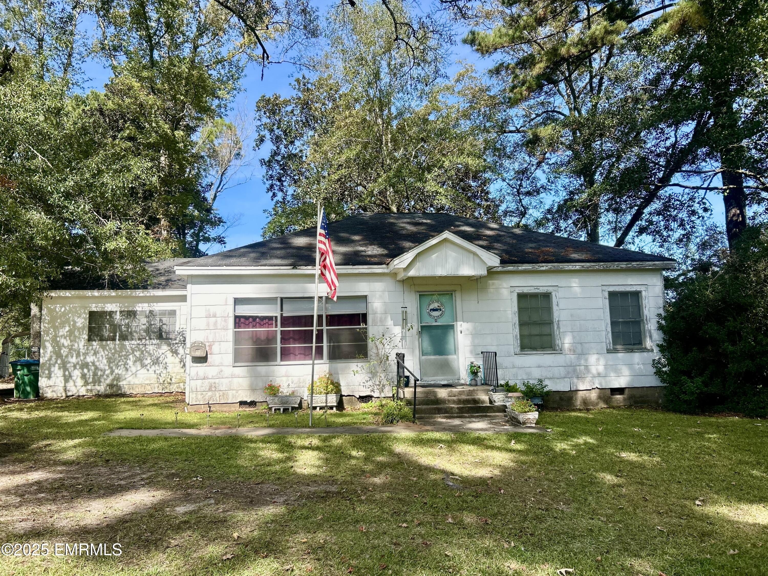 Single Family 2BR 1BA - 828 W Church Street, Newton, MS