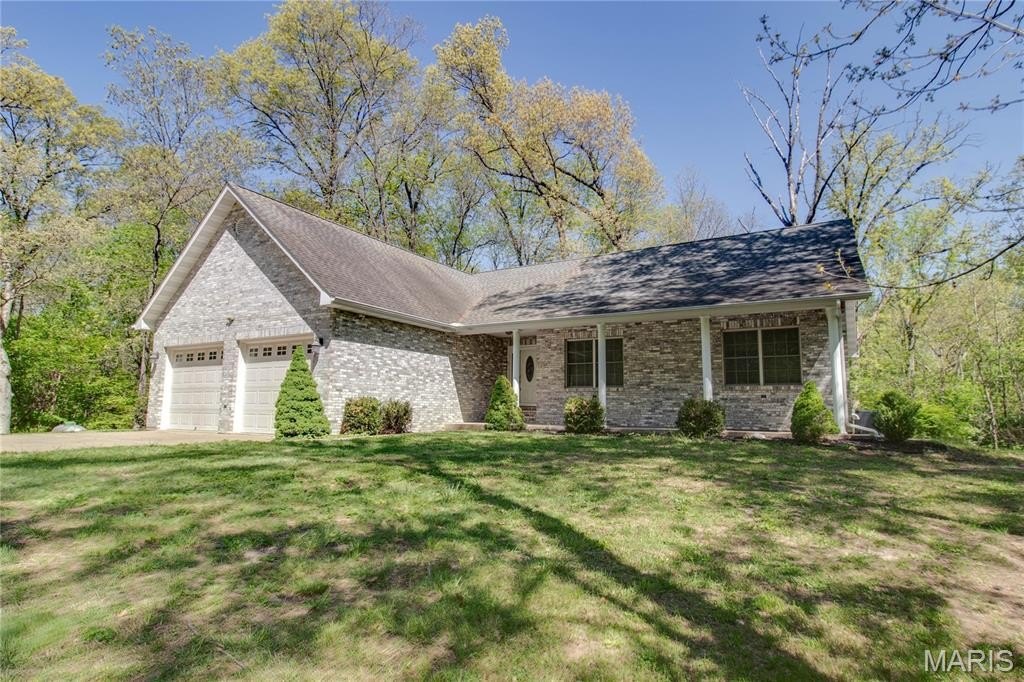 Single Family 3BR 2BA - 19383 Deer Run, Brighton, IL