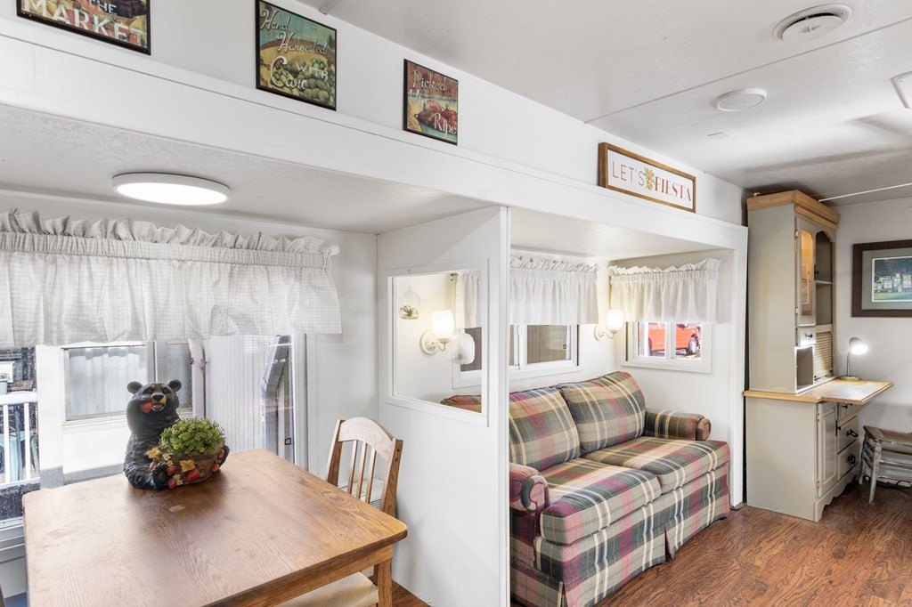 Single Family 2BR 2BA - 4117 Riverbank Run, Hiawassee, GA