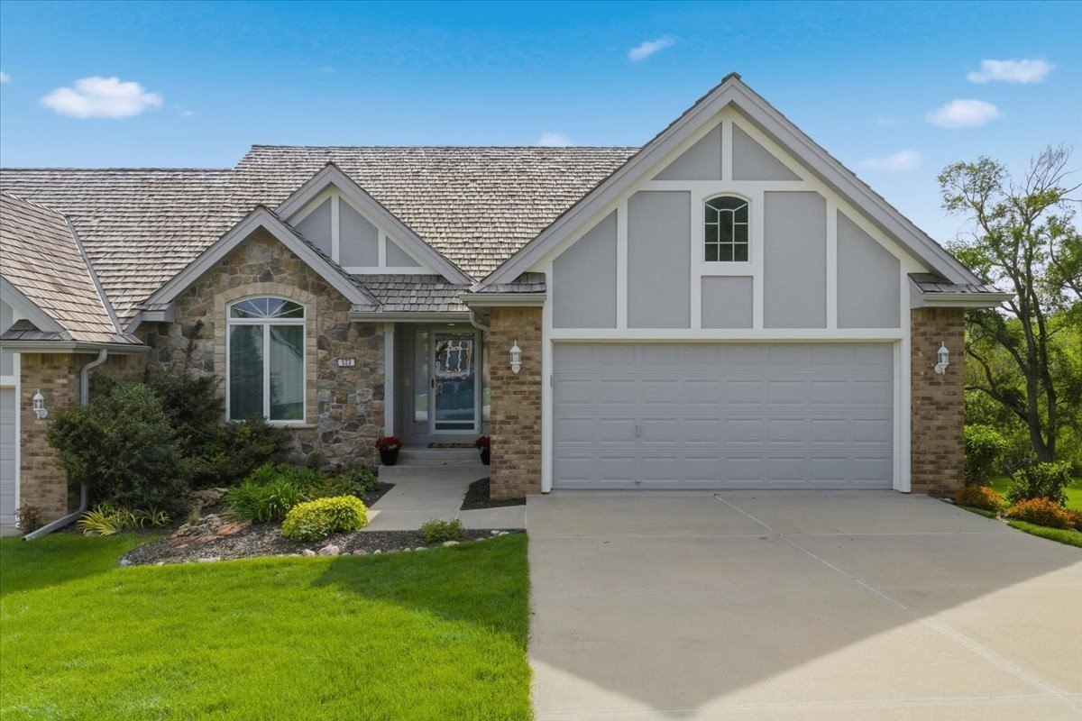 Single Family 4BR 3BA - 523 Golden Oaks Dr., Council Bluffs, IA