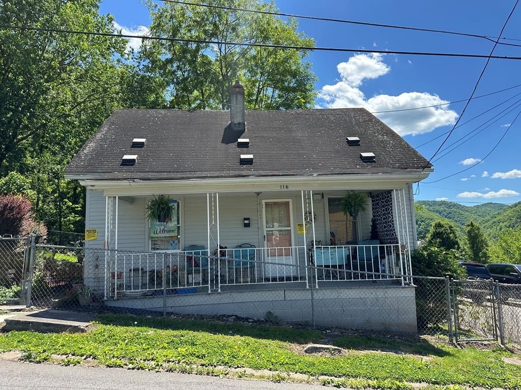 Single Family 2BR 1BA - 116 Reservoir Street, HINTON, WV