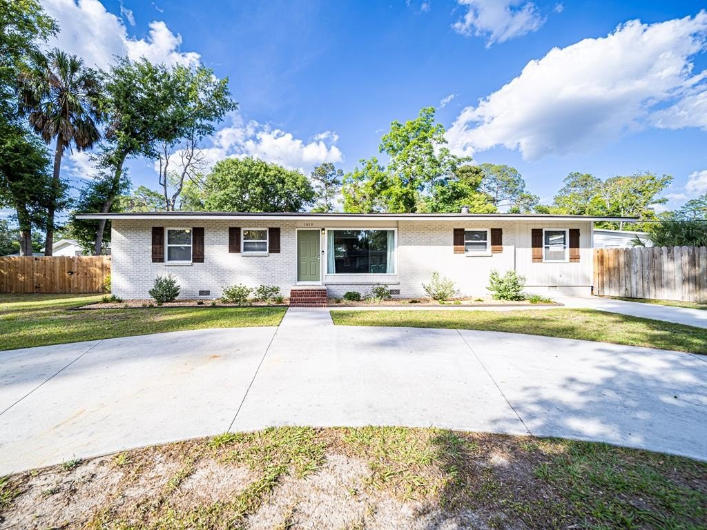 Single Family 4BR 2BA - 1819 Canterbury Drive, Valdosta, GA