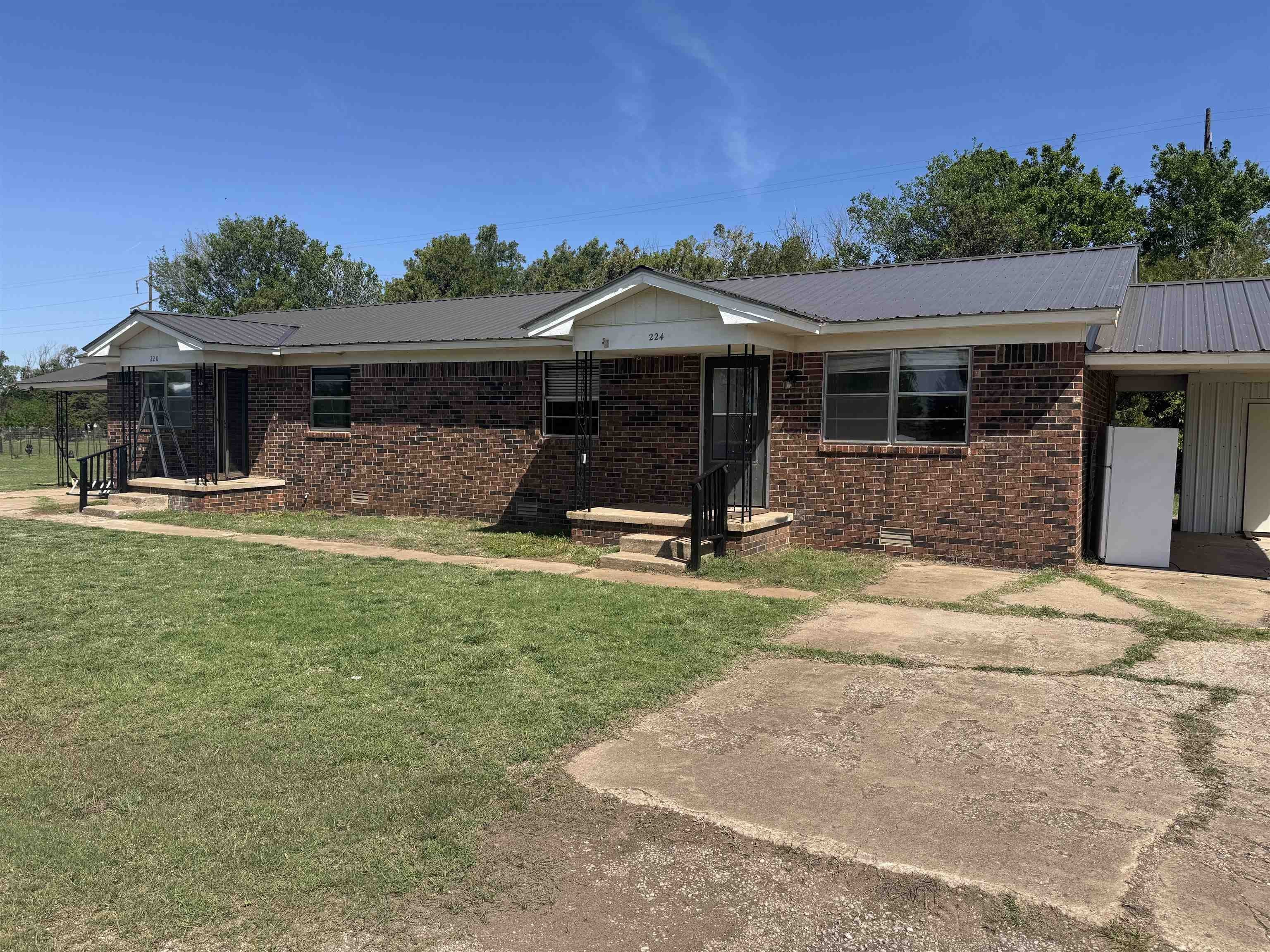 Condo 4BR 2BA - 224 Ash, Medford, OK