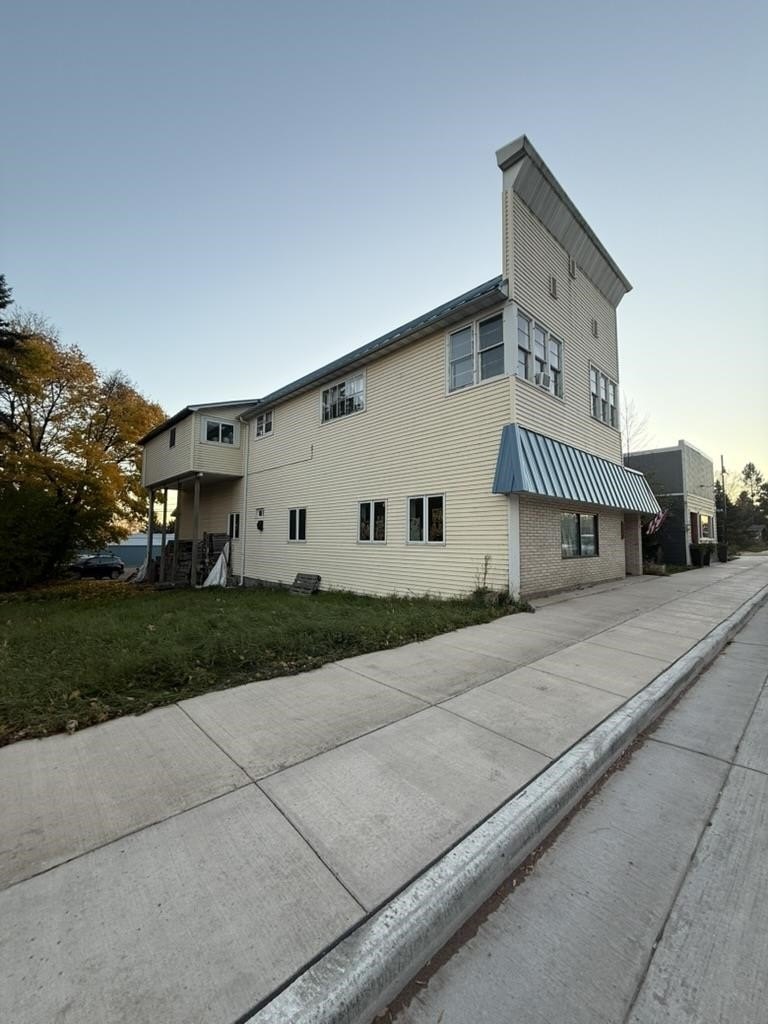 Triplex 9BR 7BA - 324 W Bayfield St, Washburn, WI