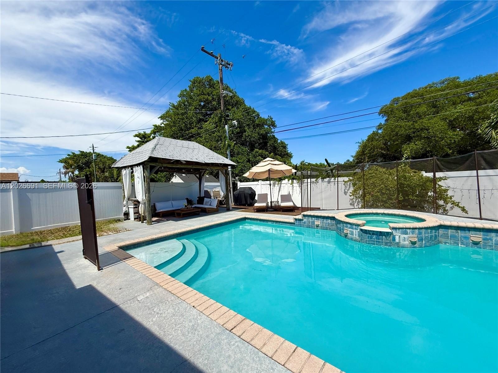 Single Family 4BR 2BA - 411 SW 10th Ter, Hallandale Beach, FL