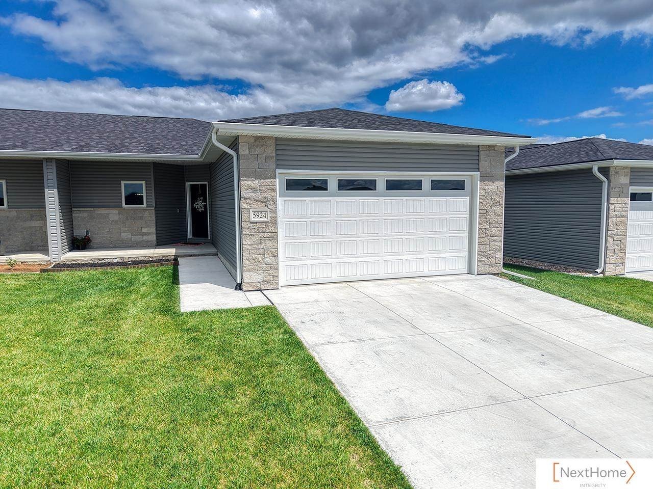 Single Family 2BR 2BA - 5924 Loxton Street, Lincoln, NE