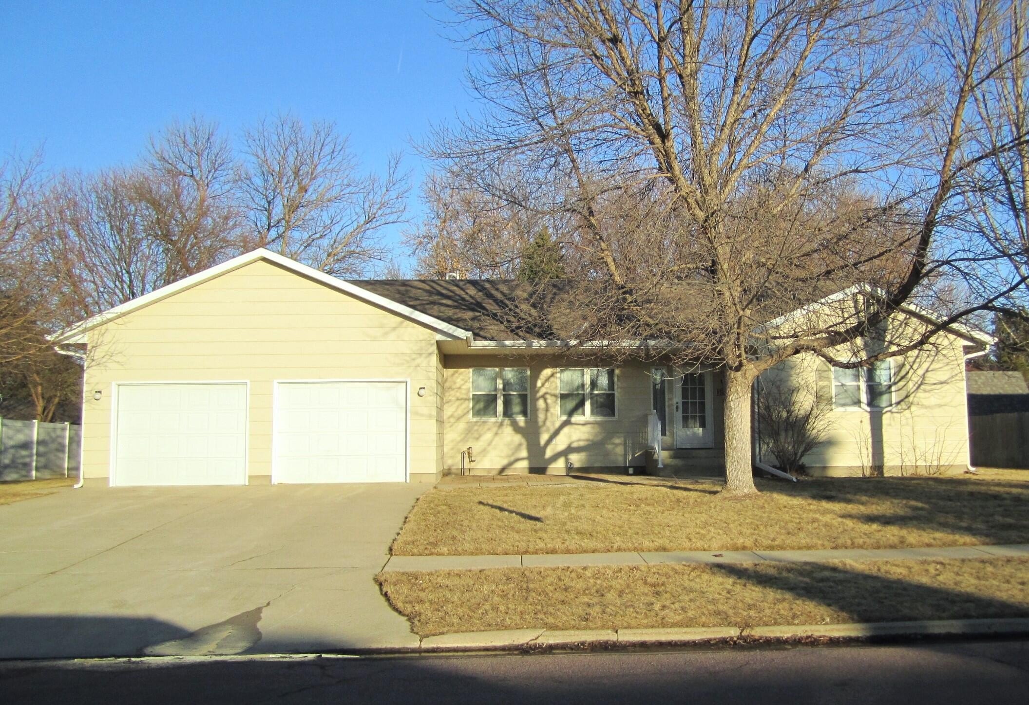 Single Family 3BR 3BA - 1950 Lampert Dr, Huron, SD