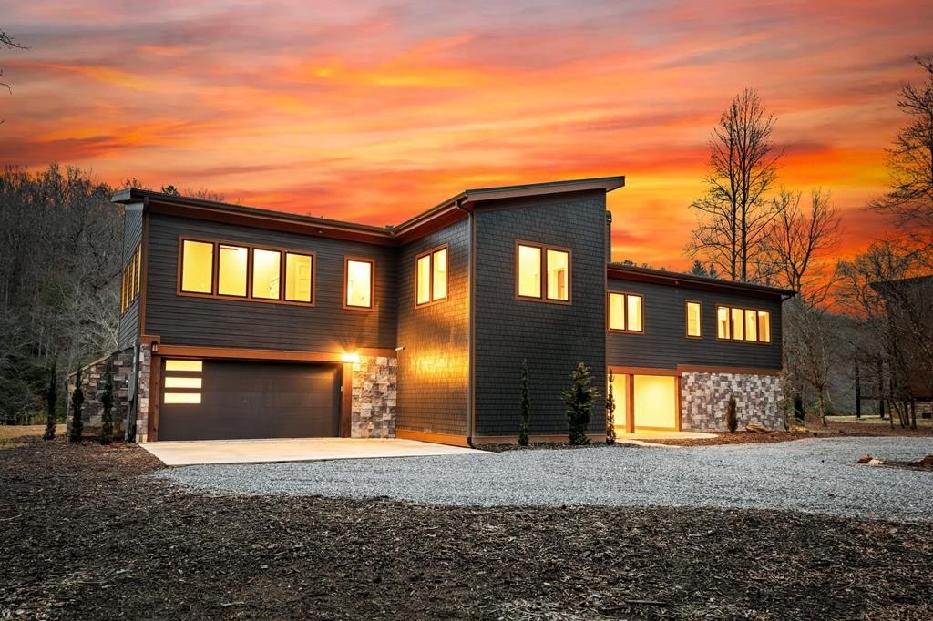 Single Family 4BR 5BA - 494 Riverbend Manor, Blue Ridge, GA