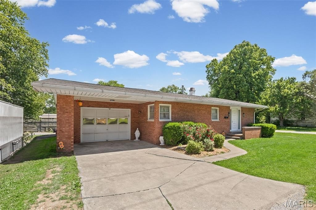 Single Family 2BR 1BA - 115 W 5th South Street, Mount Olive, IL