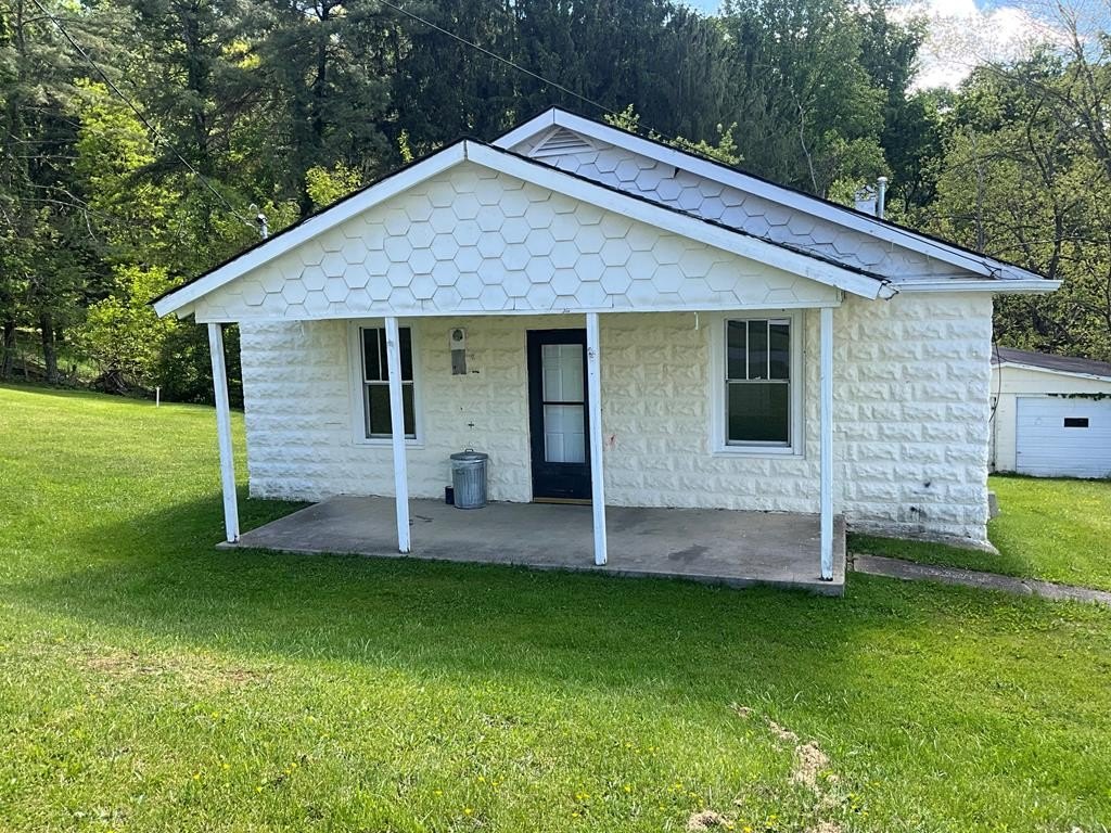 Single Family 2BR 1BA - 206 Walker Street, SOPHIA, WV