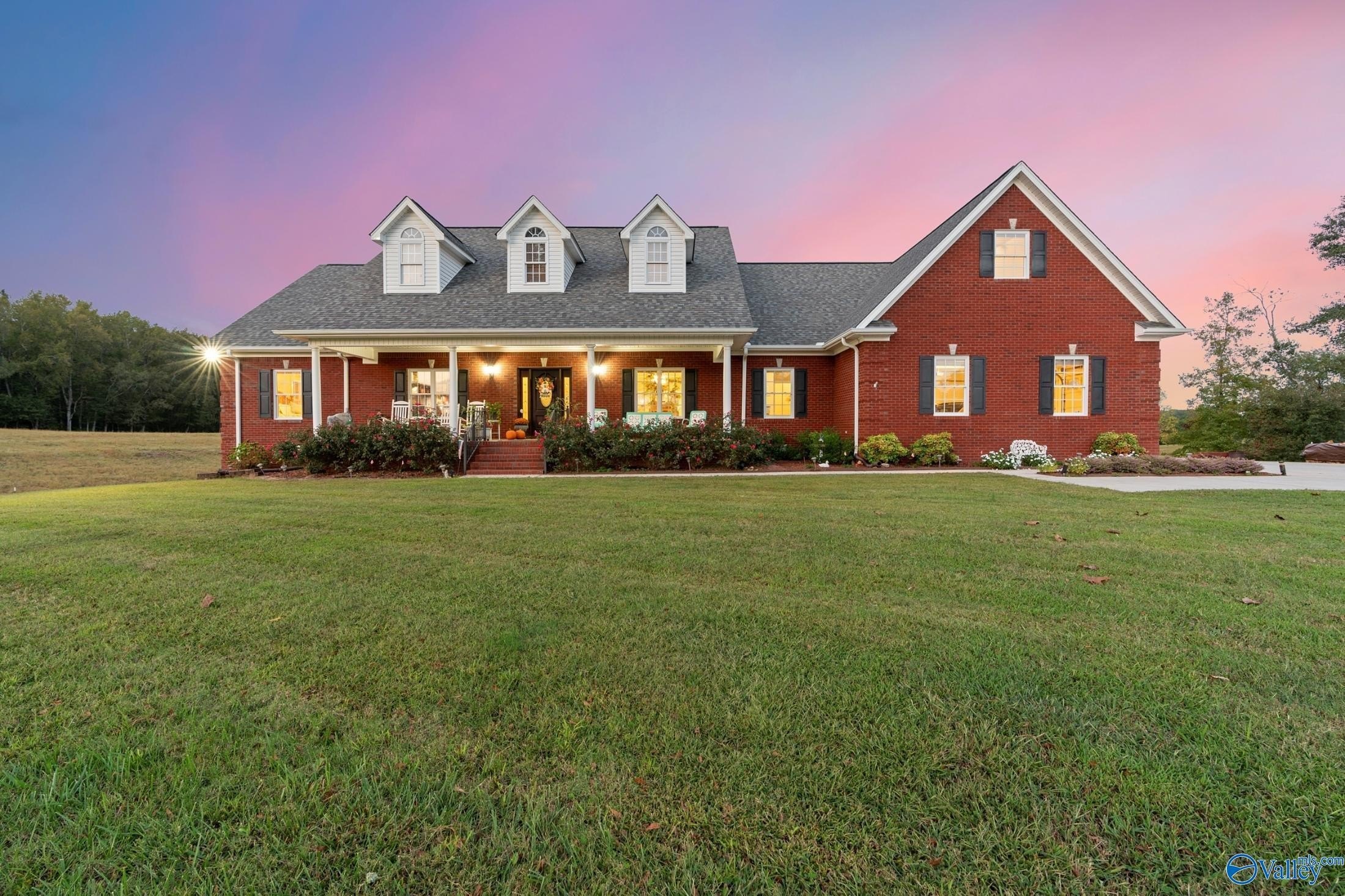 Single Family 4BR 5BA - 853 Ellis Road, Boaz, AL
