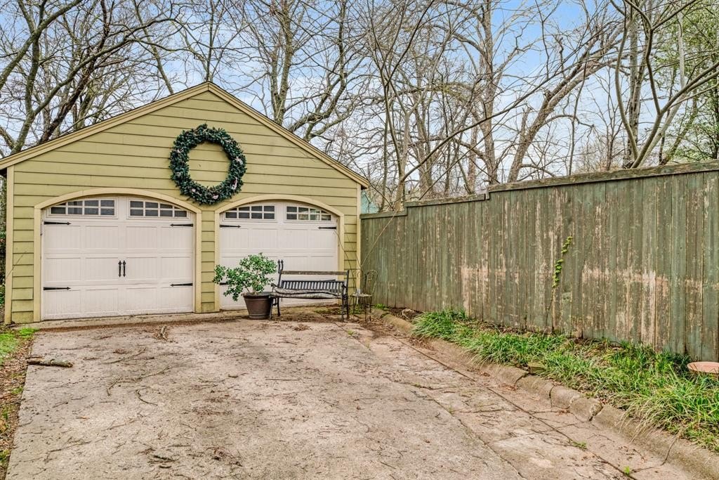 Single Family 2BR 2BA - 824 S Main Street, Paris, TX
