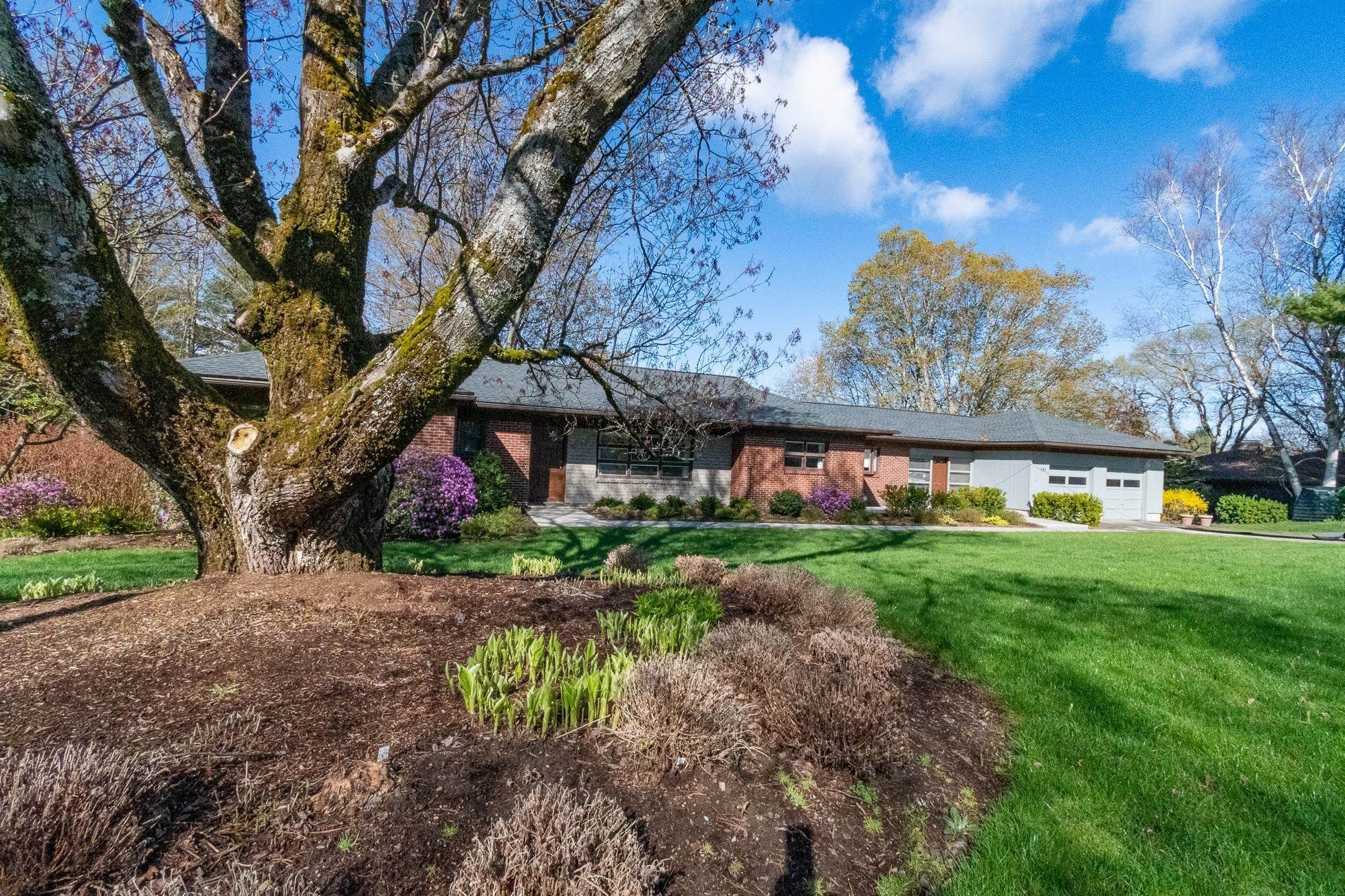 Single Family 4BR 4BA - 121 Madeline Street, Manchester, NH